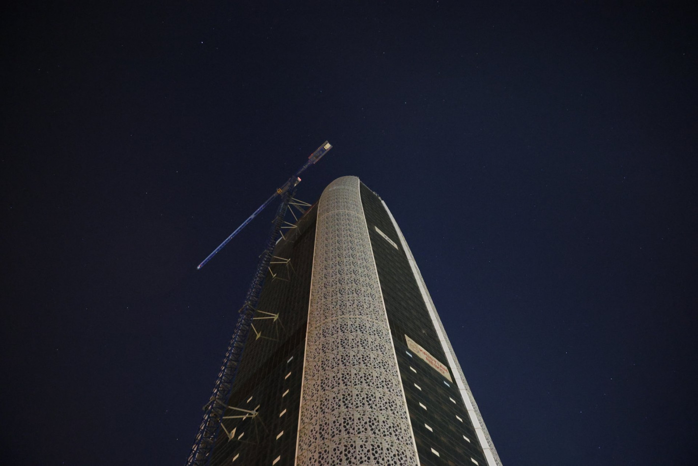 Деца се качиха за селфи на 200-метров кран в София, спасиха ги