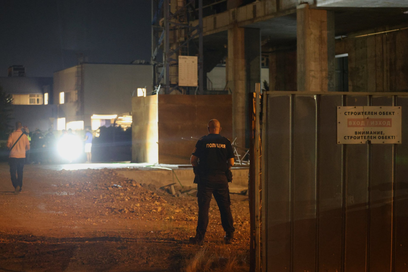 Деца се качиха за селфи на 200-метров кран в София, спасиха ги