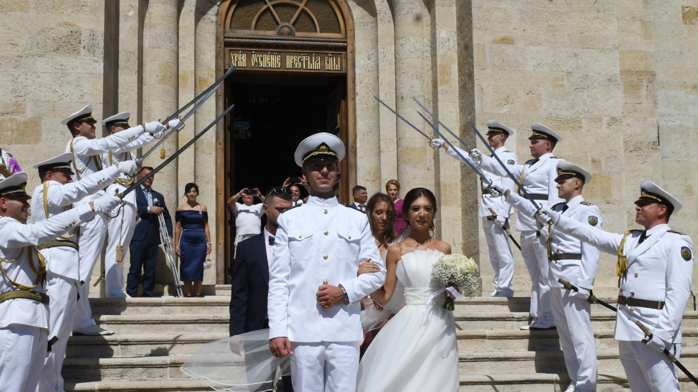 Военноморска сватба се превърна в атракция във Варна (снимки)