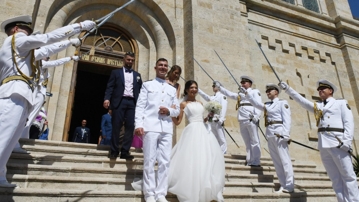 Военноморска сватба се превърна в атракция във Варна (снимки)