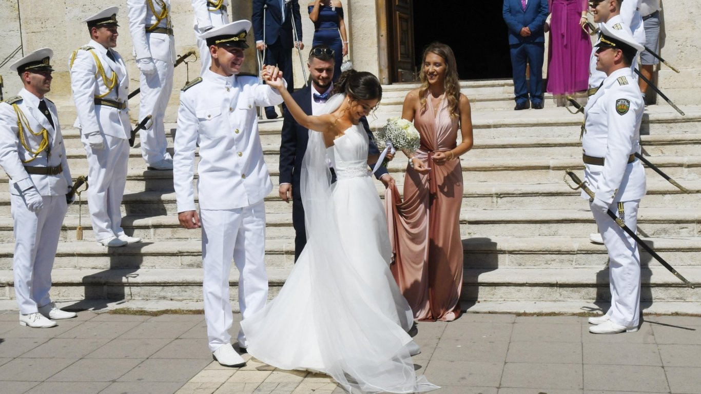 Военноморска сватба се превърна в атракция във Варна (снимки)