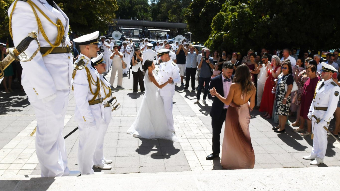 Военноморска сватба се превърна в атракция във Варна (снимки)