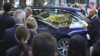 Хиляди отдадават почит на „краля“ Армани в Милано