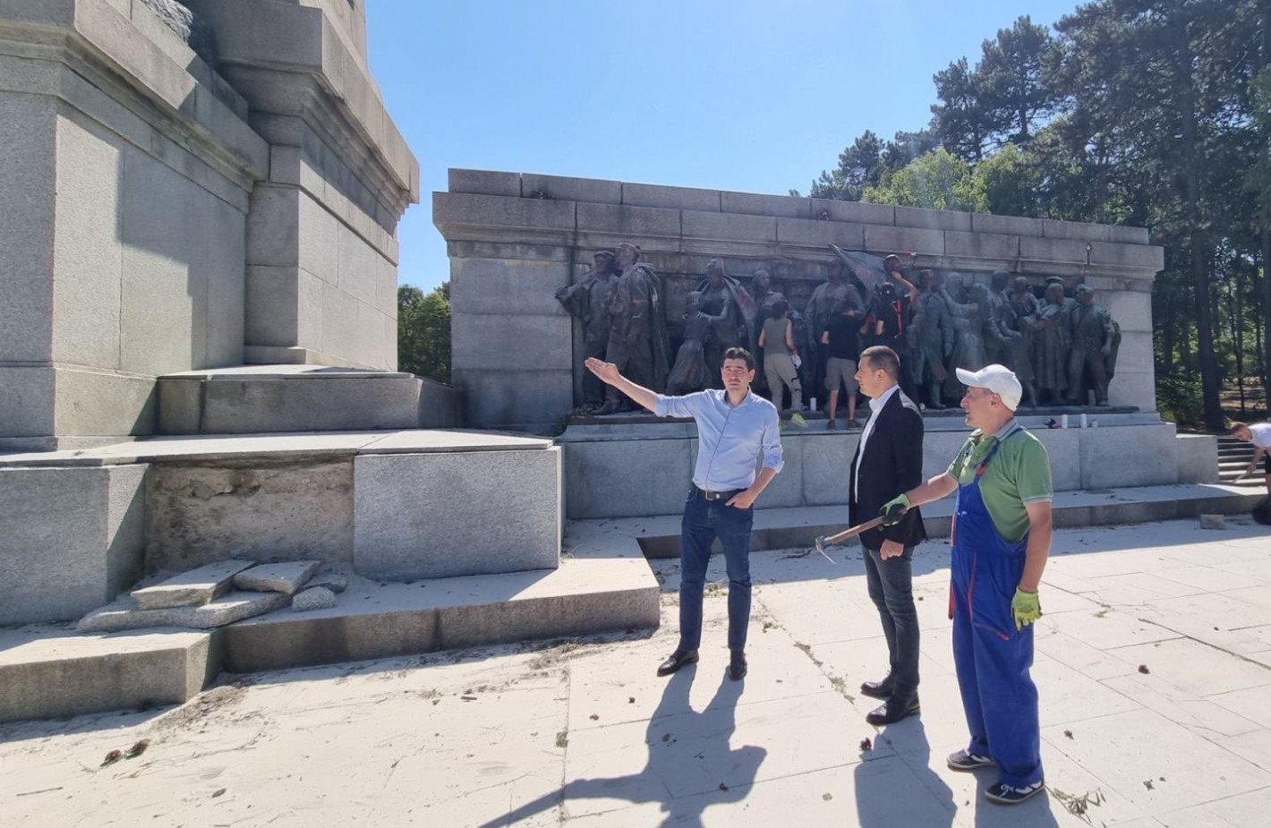 Иван Таков: Сами почистихме Братската могила, след като кметът оглуша и ослепя за фашистката проява