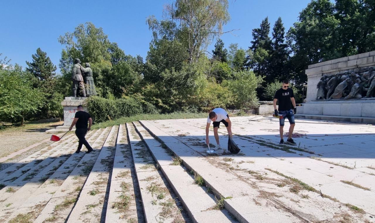 Иван Таков: Сами почистихме Братската могила, след като кметът оглуша и ослепя за фашистката проява