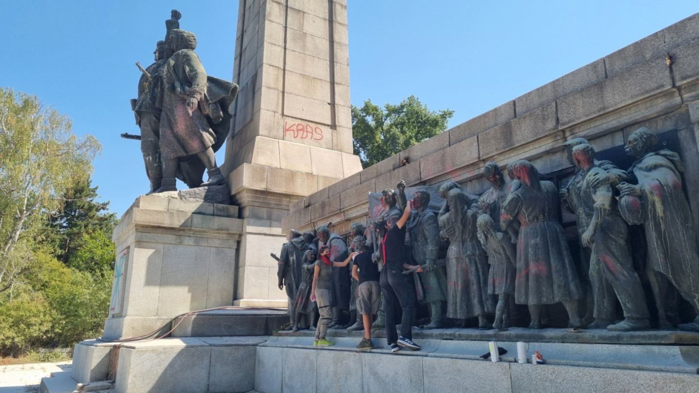 Иван Таков: Сами почистихме Братската могила, след като кметът оглуша и ослепя за фашистката проява