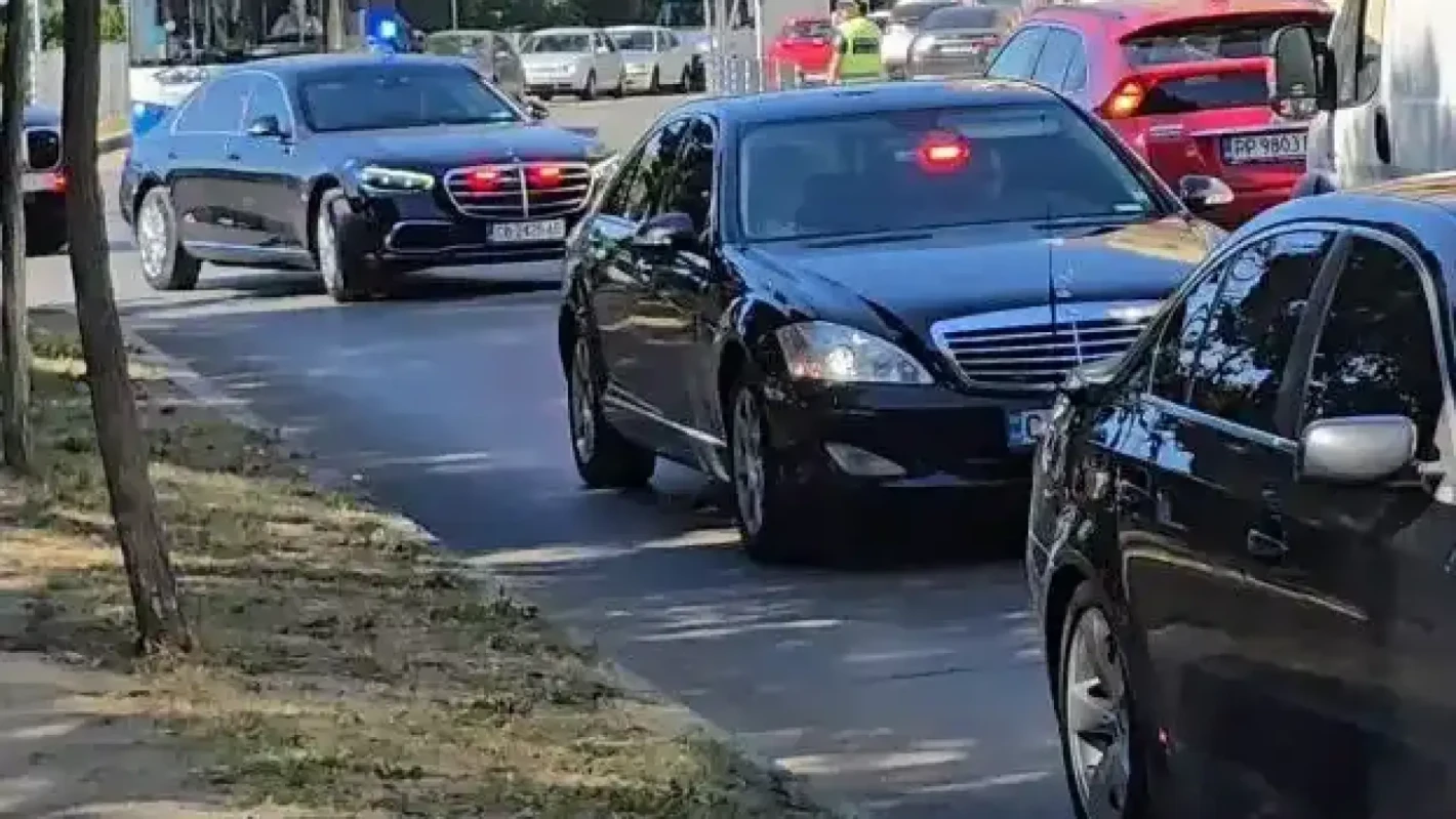 ДПС „Ново начало“ спря привилегиите на президентската администрация, но Радев продължава да движи с брутален кортеж!