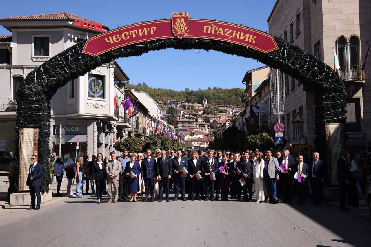 Депутати от ПГ на ДПС-НОВО НАЧАЛО почетоха Деня на Независимостта във Велико Търново