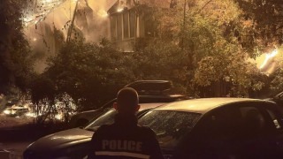 Мъж загина в голям пожар в столичния кв. "Гоце Делчев", изгоряха сграда и 35 коли (видео/снимки)