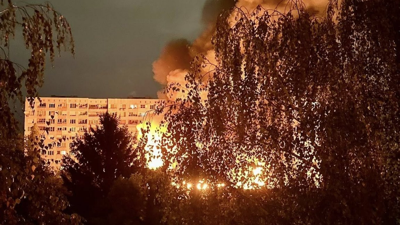 Мъж загина в голям пожар в столичния кв. "Гоце Делчев", изгоряха сграда и 35 коли (видео/снимки)