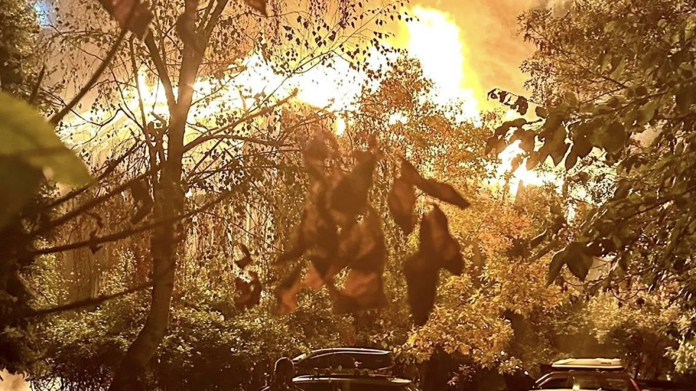 Мъж загина в голям пожар в столичния кв. "Гоце Делчев", изгоряха сграда и 35 коли (видео/снимки)