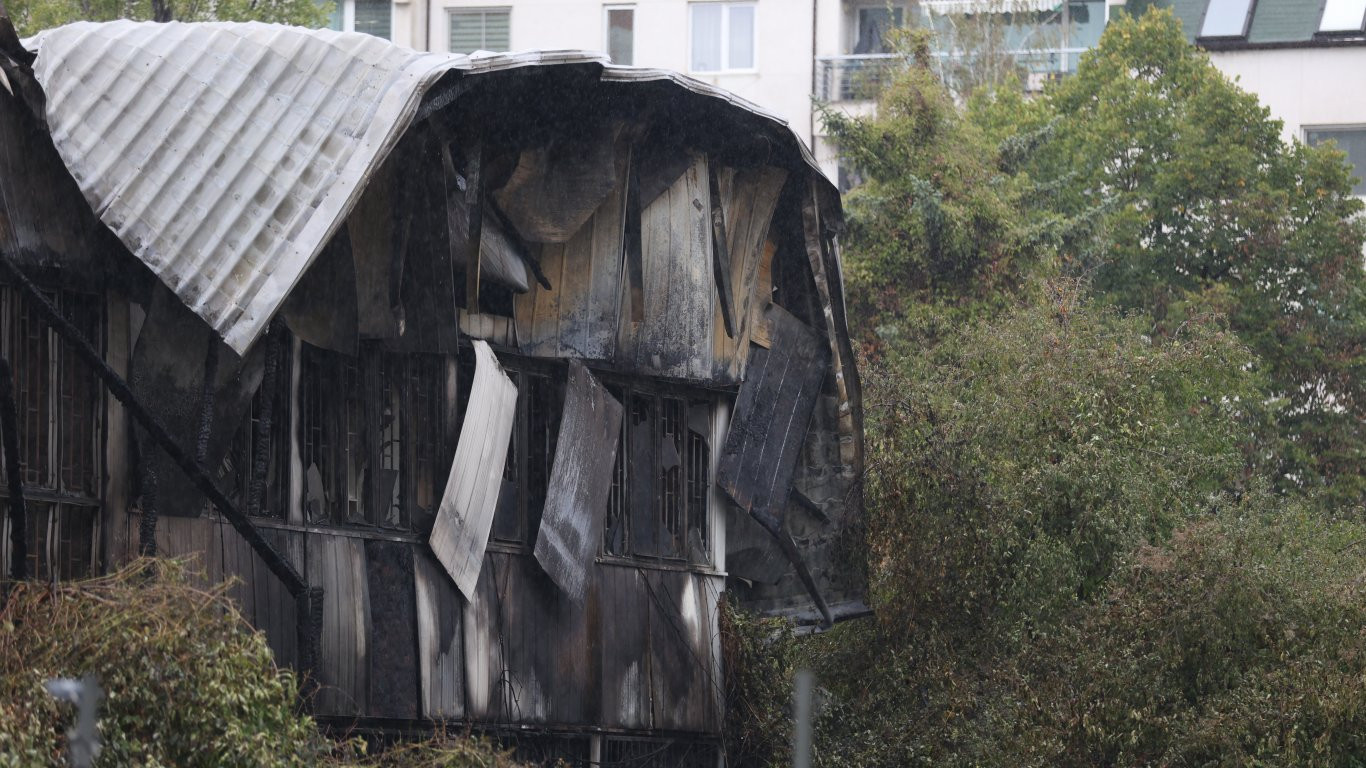 Мъж загина в голям пожар в столичния кв. "Гоце Делчев", изгоряха сграда и 35 коли (видео/снимки)