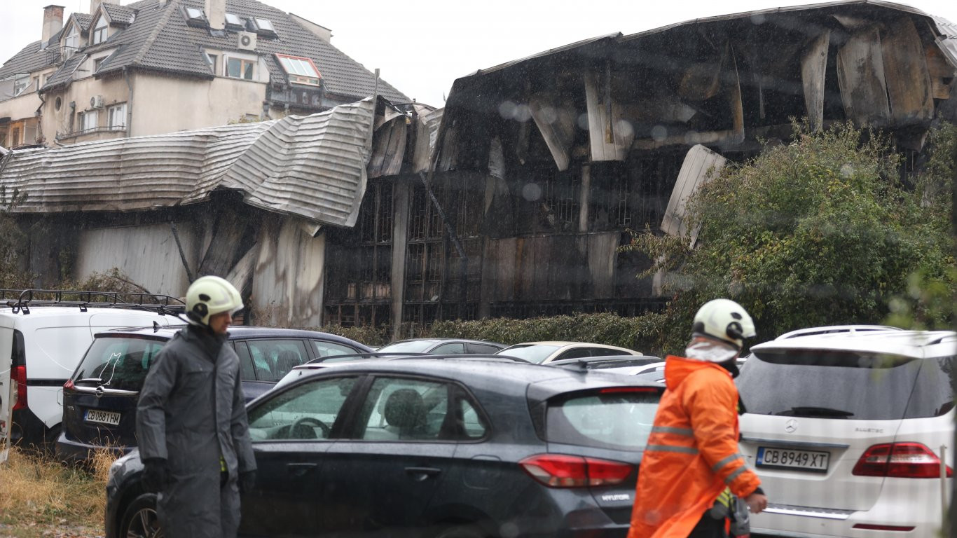 Мъж загина в голям пожар в столичния кв. "Гоце Делчев", изгоряха сграда и 35 коли (видео/снимки)