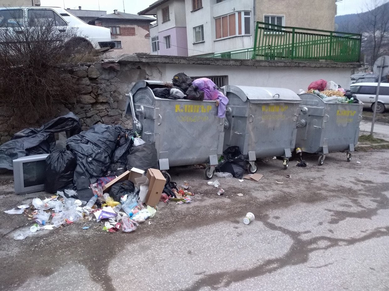 КОШМАР! Снегът пада до дни, София потъва в боклуци