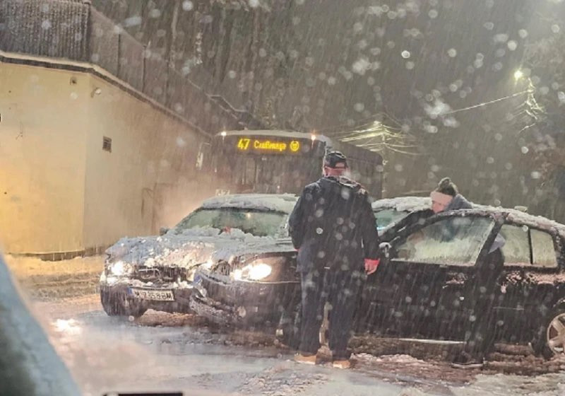 КОШМАР! Снегът пада до дни, София потъва в боклуци