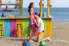 Близане, смукане и пляскане превърна телевизията в канал за възрастни: Ергените го удариха на п*рно (ГАЛЕРИЯ СНИМКИ)