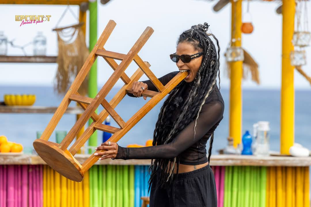 Близане, смукане и пляскане превърна телевизията в канал за възрастни: Ергените го удариха на п*рно (ГАЛЕРИЯ СНИМКИ)