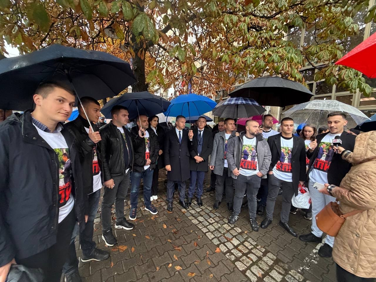 С протест пред КПК младежите на ДПС-НОВО НАЧАЛО поискаха закриването на бухалката на ПП