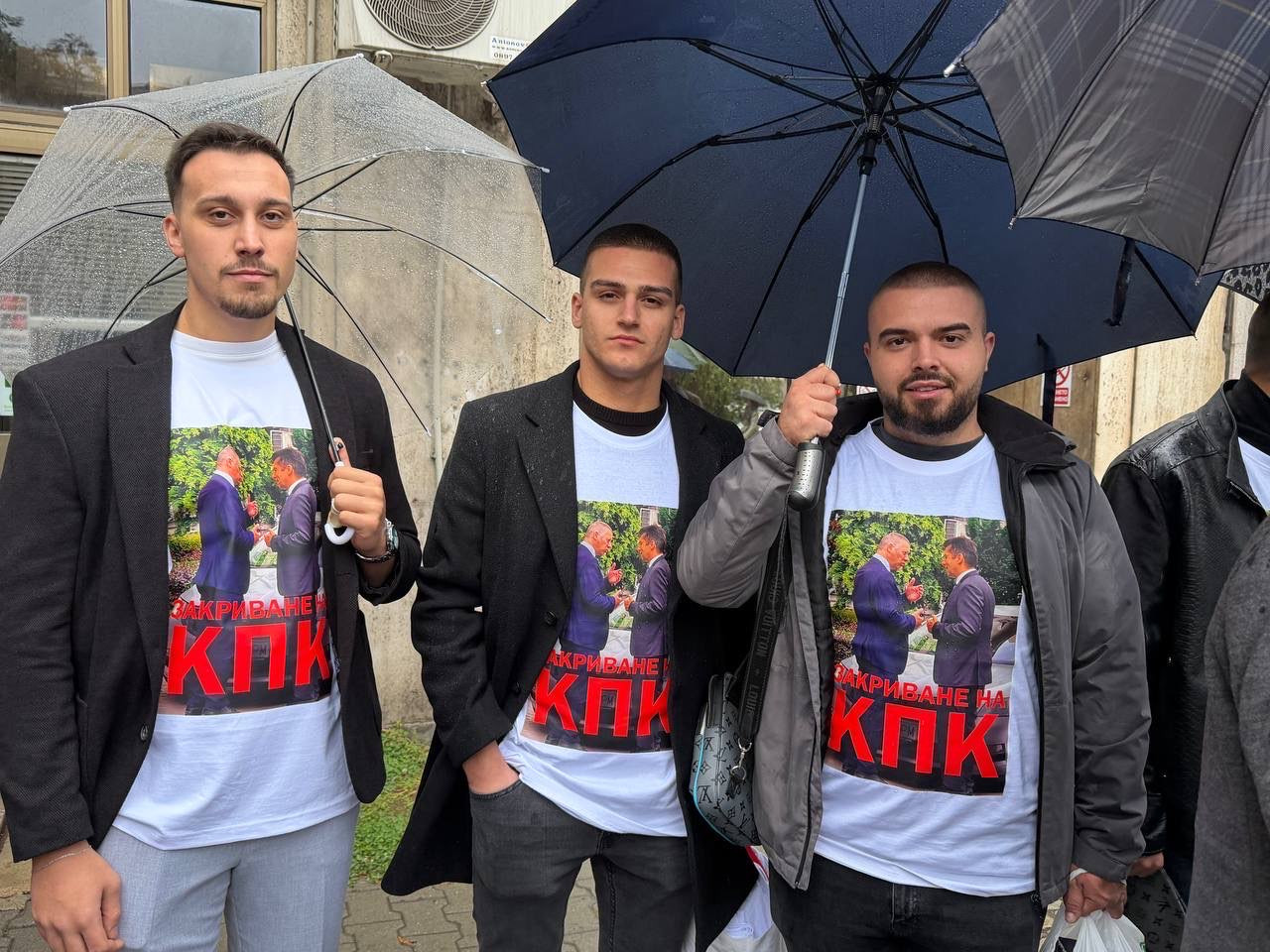 С протест пред КПК младежите на ДПС-НОВО НАЧАЛО поискаха закриването на бухалката на ПП