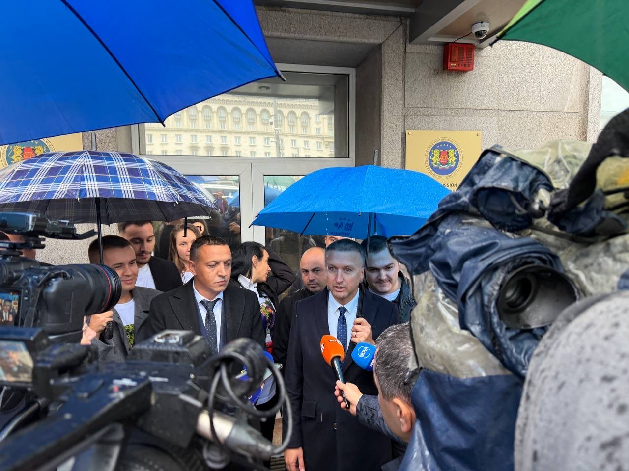 С протест пред КПК младежите на ДПС-НОВО НАЧАЛО поискаха закриването на бухалката на ПП