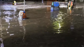 Силен дъжд наводни Варна, затвори автоподлези, а дърво падна върху движеща се кола (видео)
