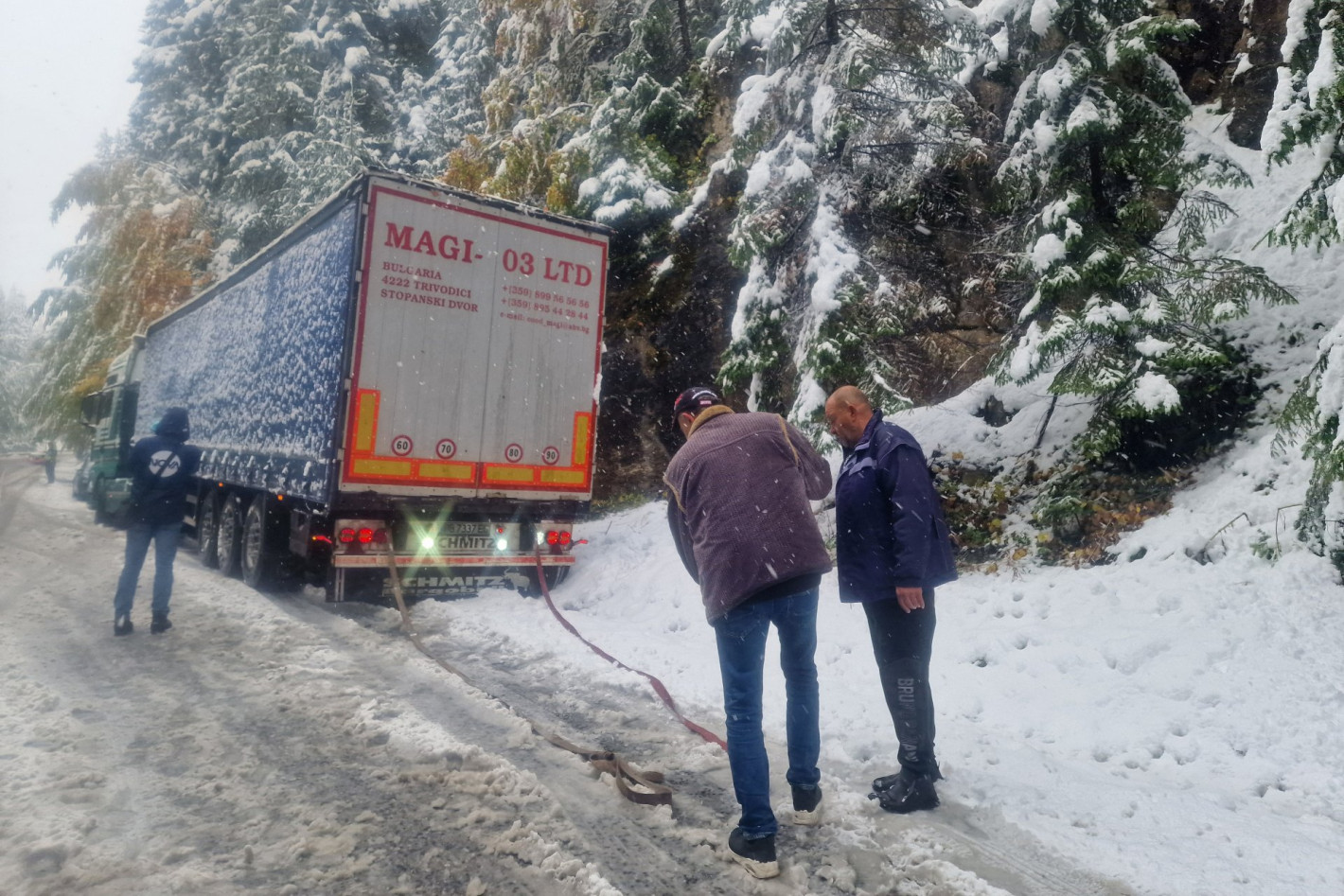 Голямо свлачище затрудни движението по пътя Пловдив-Смолян, над 20 см. сняг напрупа на Пампорово (снимки)