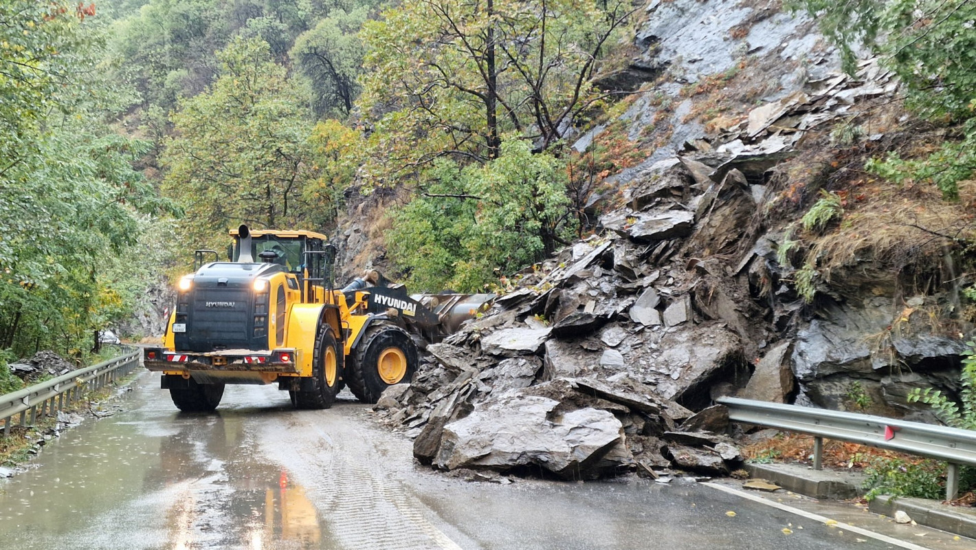 Голямо свлачище затрудни движението по пътя Пловдив-Смолян, над 20 см. сняг напрупа на Пампорово (снимки)