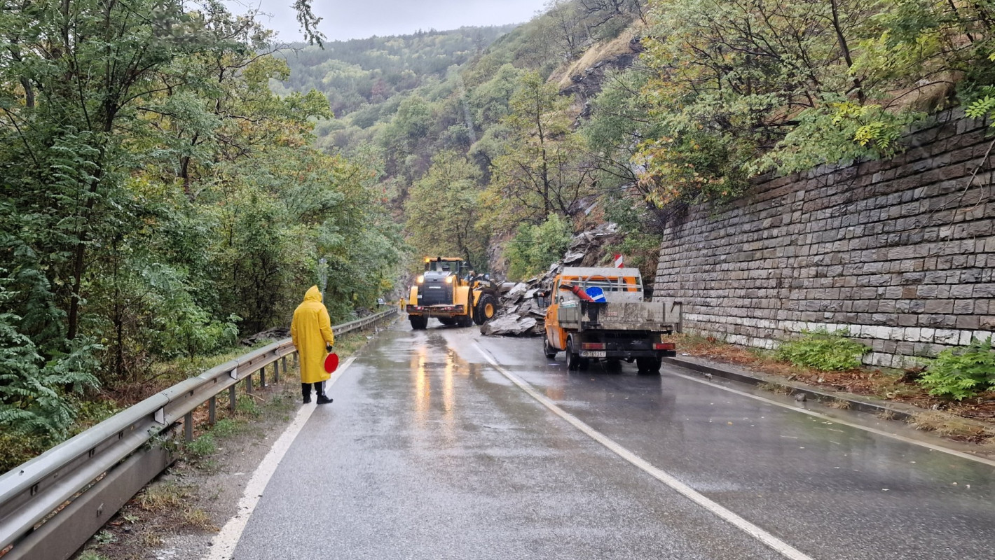Голямо свлачище затрудни движението по пътя Пловдив-Смолян, над 20 см. сняг напрупа на Пампорово (снимки)