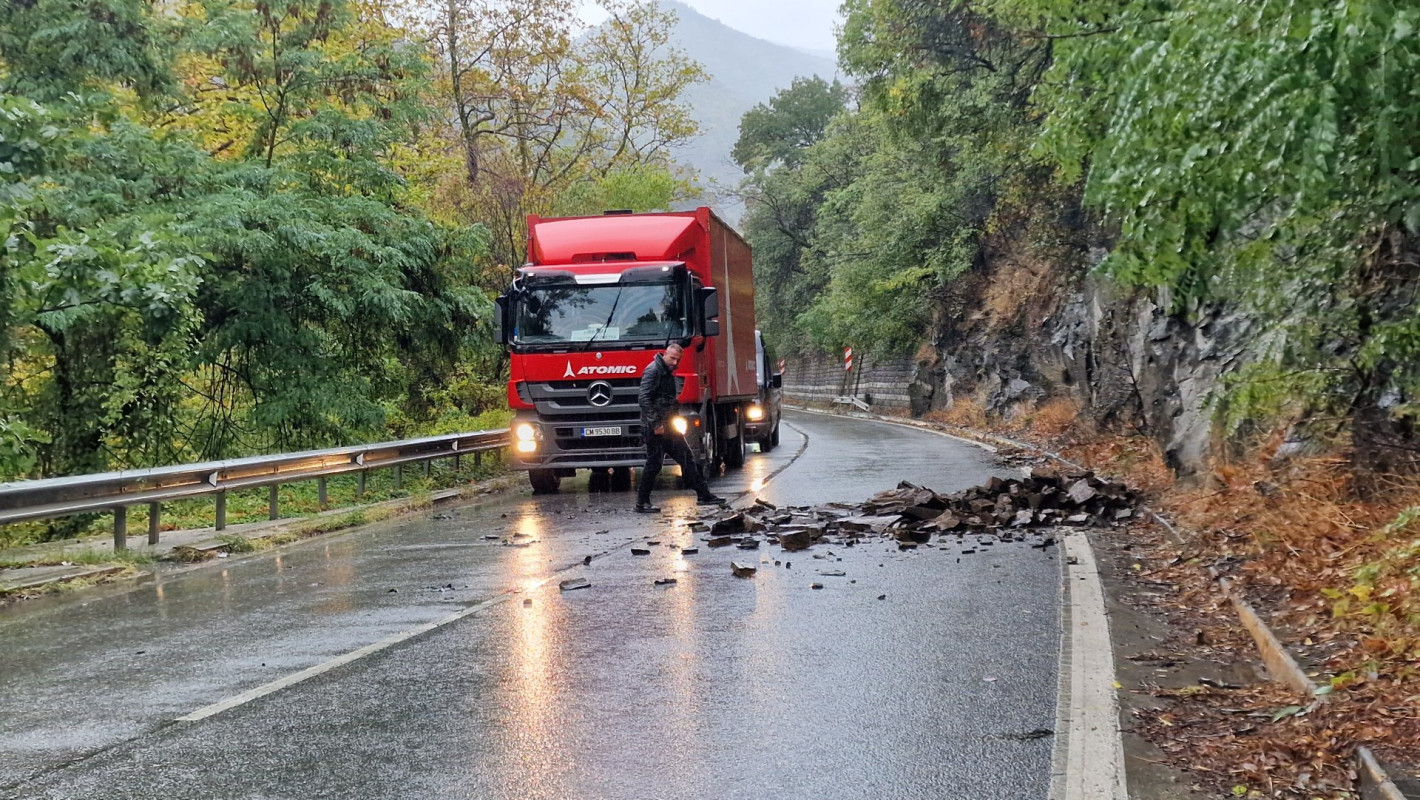 Голямо свлачище затрудни движението по пътя Пловдив-Смолян, над 20 см. сняг напрупа на Пампорово (снимки)