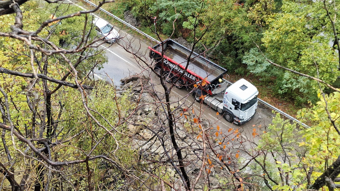 Голямо свлачище затрудни движението по пътя Пловдив-Смолян, над 20 см. сняг напрупа на Пампорово (снимки)