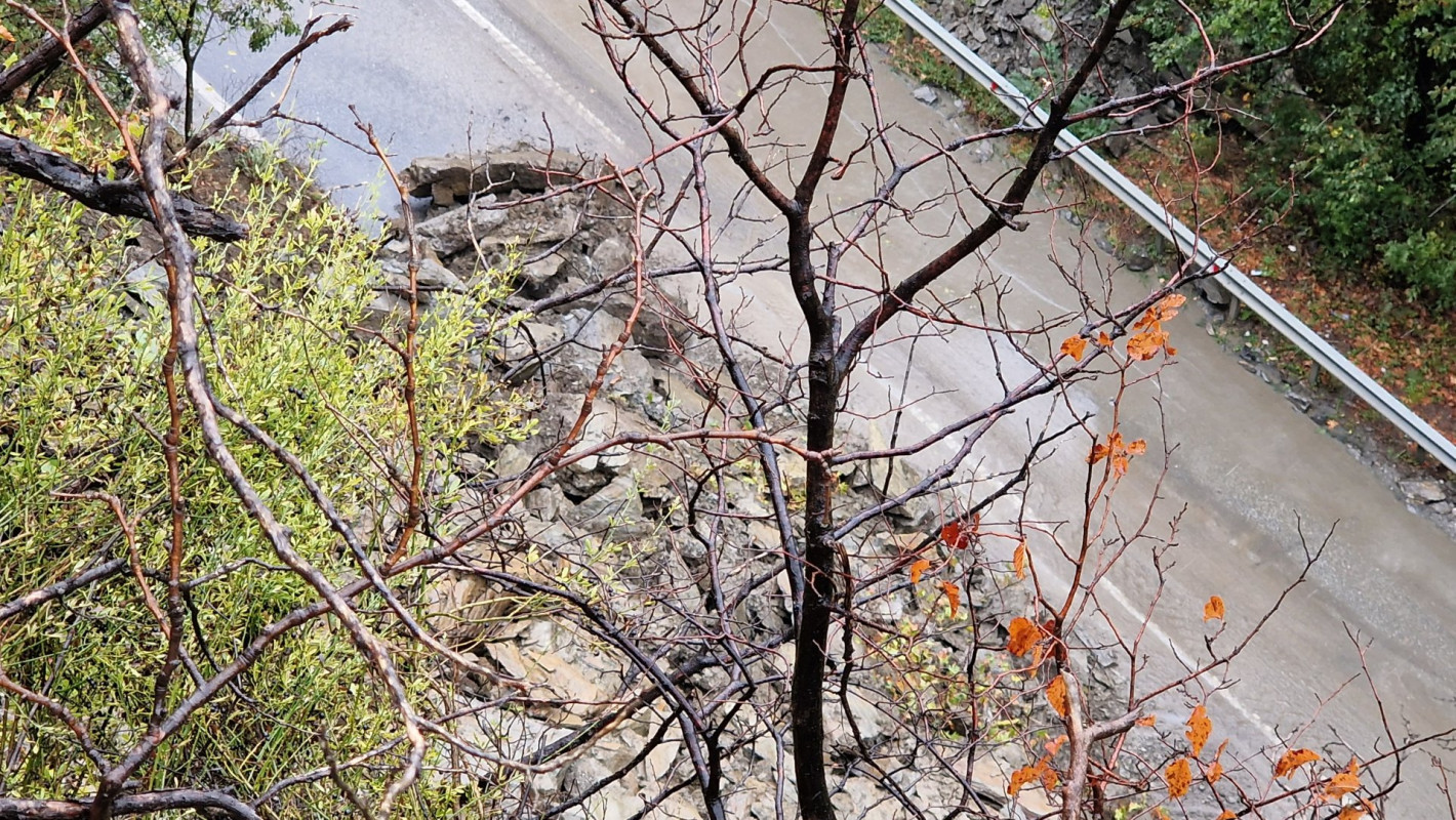 Голямо свлачище затрудни движението по пътя Пловдив-Смолян, над 20 см. сняг напрупа на Пампорово (снимки)