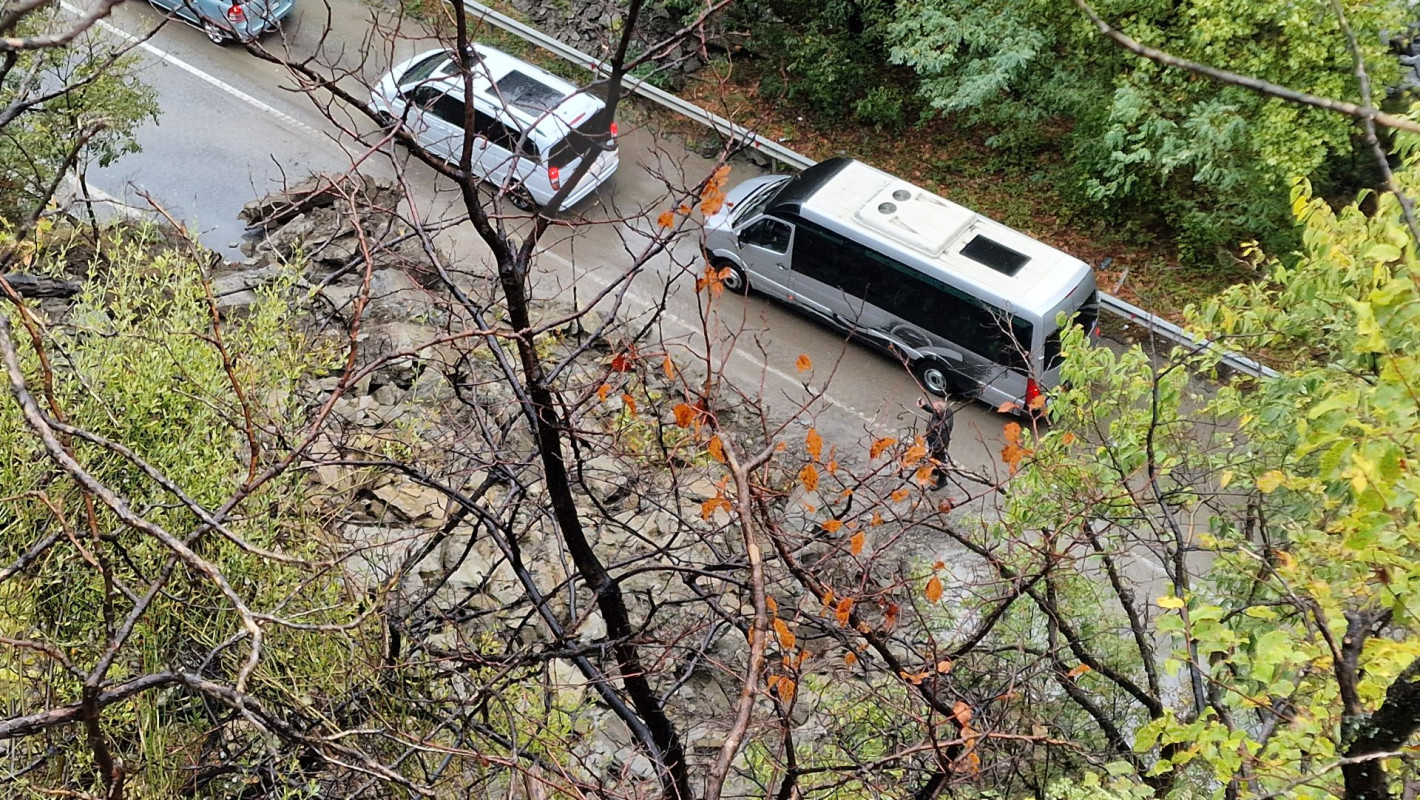 Голямо свлачище затрудни движението по пътя Пловдив-Смолян, над 20 см. сняг напрупа на Пампорово (снимки)