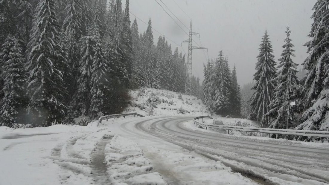 Голямо свлачище затрудни движението по пътя Пловдив-Смолян, над 20 см. сняг напрупа на Пампорово (снимки)