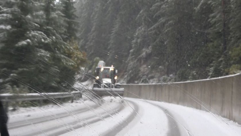Голямо свлачище затрудни движението по пътя Пловдив-Смолян, над 20 см. сняг напрупа на Пампорово (снимки)