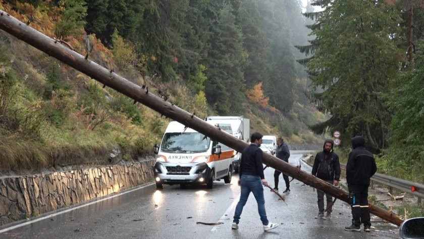 Голямо свлачище затрудни движението по пътя Пловдив-Смолян, над 20 см. сняг напрупа на Пампорово (снимки)