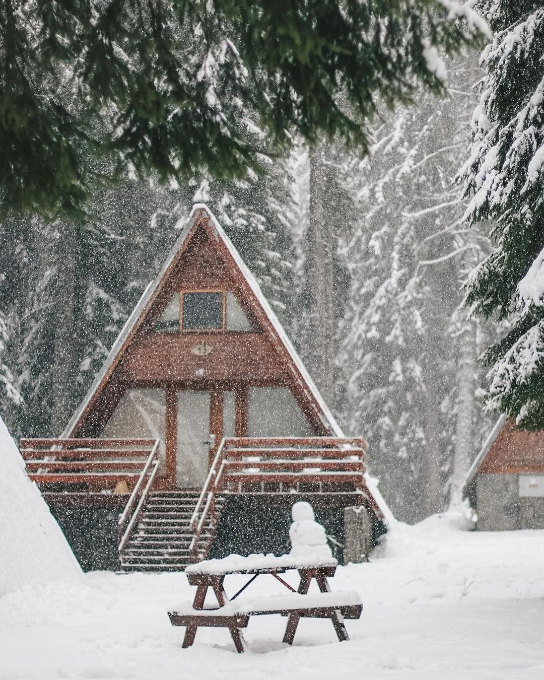 Голямо свлачище затрудни движението по пътя Пловдив-Смолян, над 20 см. сняг напрупа на Пампорово (снимки)