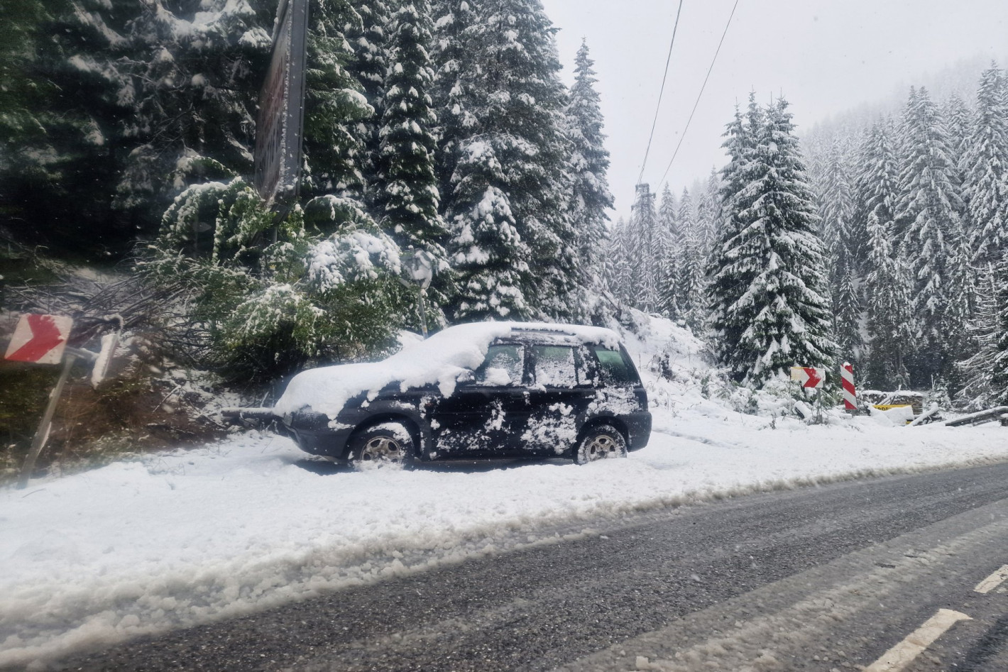 Голямо свлачище затрудни движението по пътя Пловдив-Смолян, над 20 см. сняг напрупа на Пампорово (снимки)