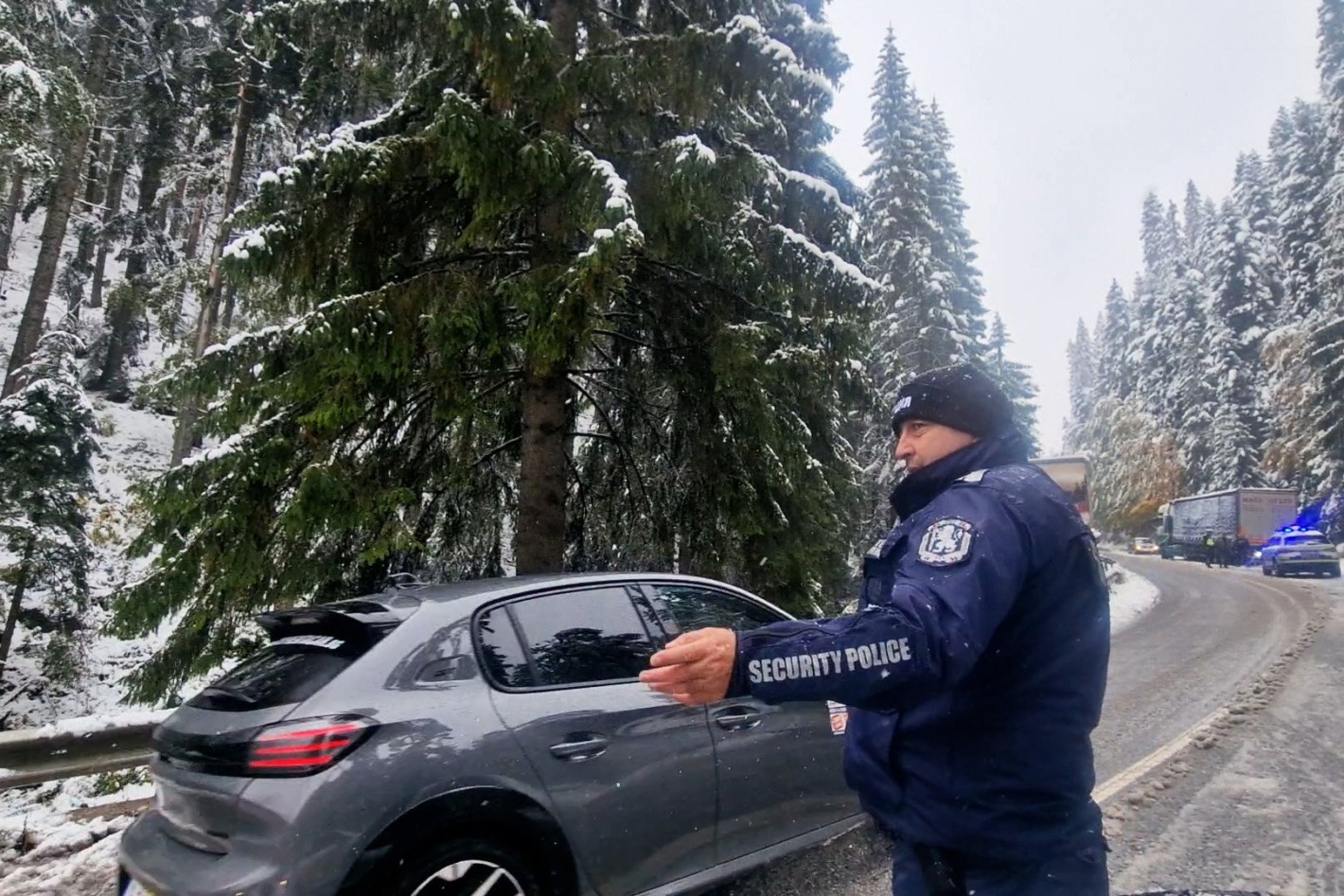 Голямо свлачище затрудни движението по пътя Пловдив-Смолян, над 20 см. сняг напрупа на Пампорово (снимки)