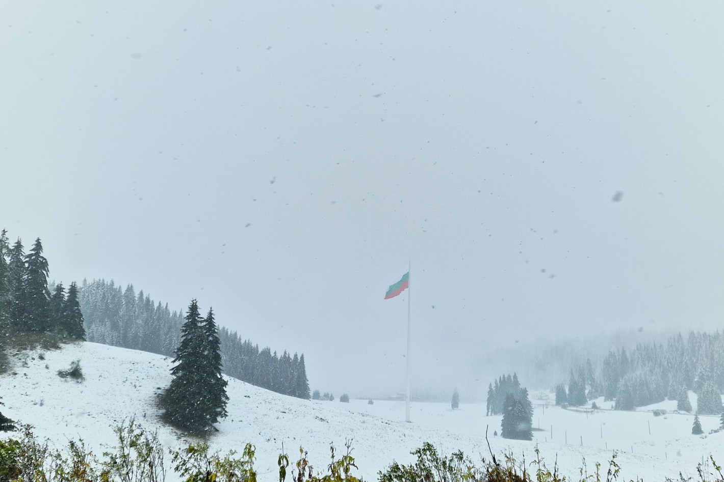 Голямо свлачище затрудни движението по пътя Пловдив-Смолян, над 20 см. сняг напрупа на Пампорово (снимки)