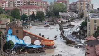 Хотели в реката и без документи. Кой е отговорен за незаконните строежи край морето?