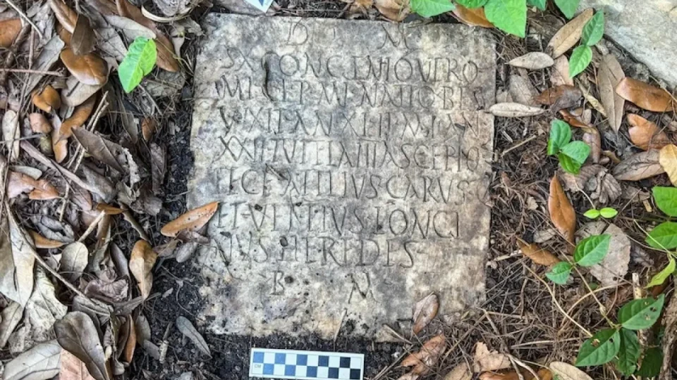 Надгробна плоча от Древен Рим бе открит случайно в двор в Ню Орлиънс