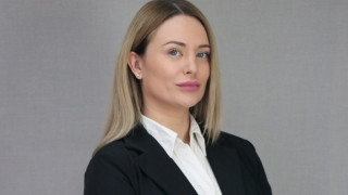 Голи снимки на хубава депутатка на Слави са причината да се предлага затвор за журналисти