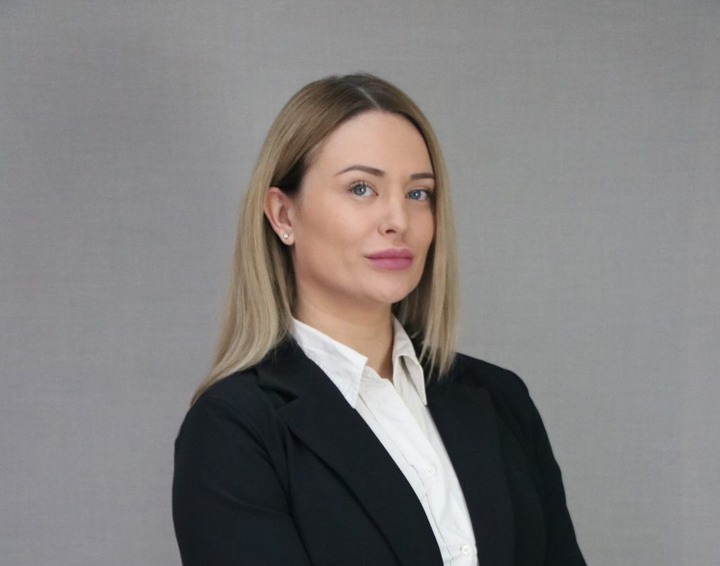 Голи снимки на хубава депутатка на Слави са причината да се предлага затвор за журналисти