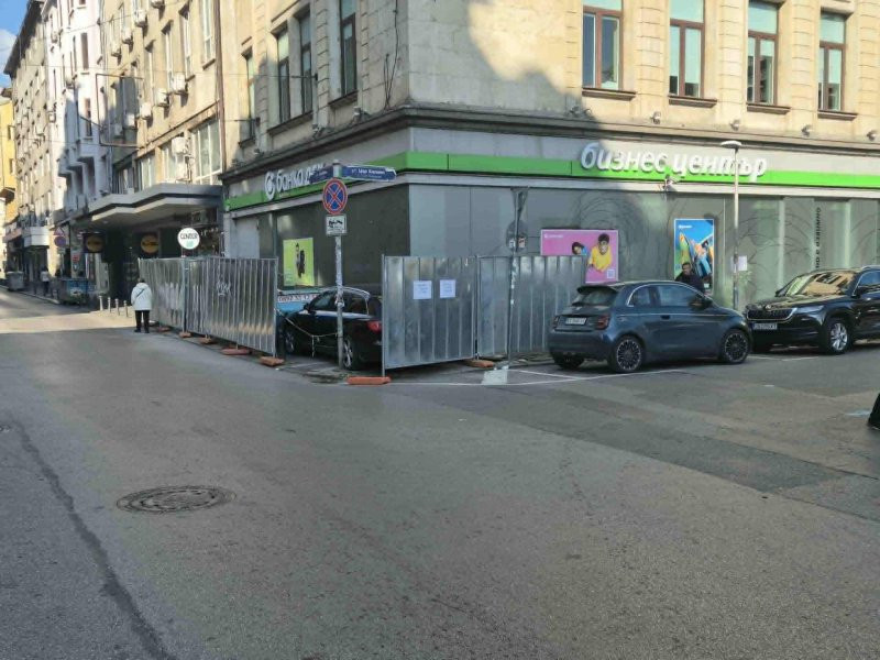 ДСК нагло окупира възтесен тротоар в сърцето на София