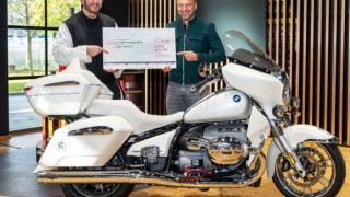 Мотоциклет с подпис и благословия от Папа Лъв XIV донесе 130 000 евро за благотворителност