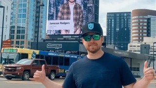 Певец отива на съд за хвърлен в публиката пълен кен с бира