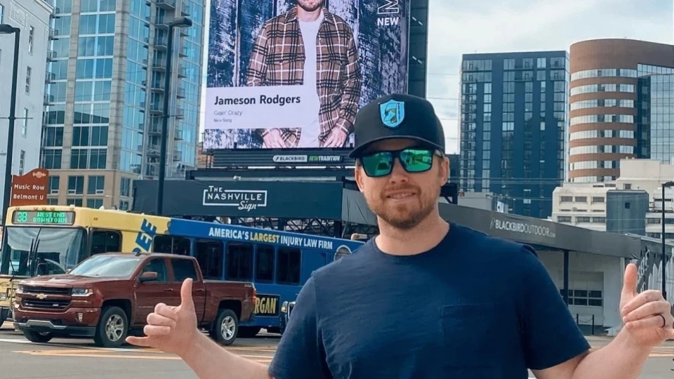 Певец отива на съд за хвърлен в публиката пълен кен с бира Певец отива на съд за хвърлен в публиката пълен кен с бира