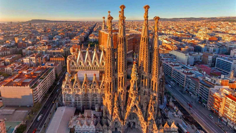 172.5 метра: „Саграда Фамилия” вече е най-високата църква в света 172.5 метра: „Саграда Фамилия” вече е най-високата църква в света