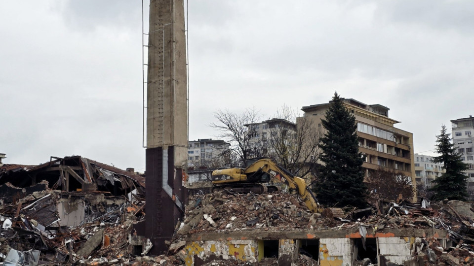 Разрушиха бившата баня "Ситняково", на чиито стълби дъжд от куршуми покоси Женята (снимки)