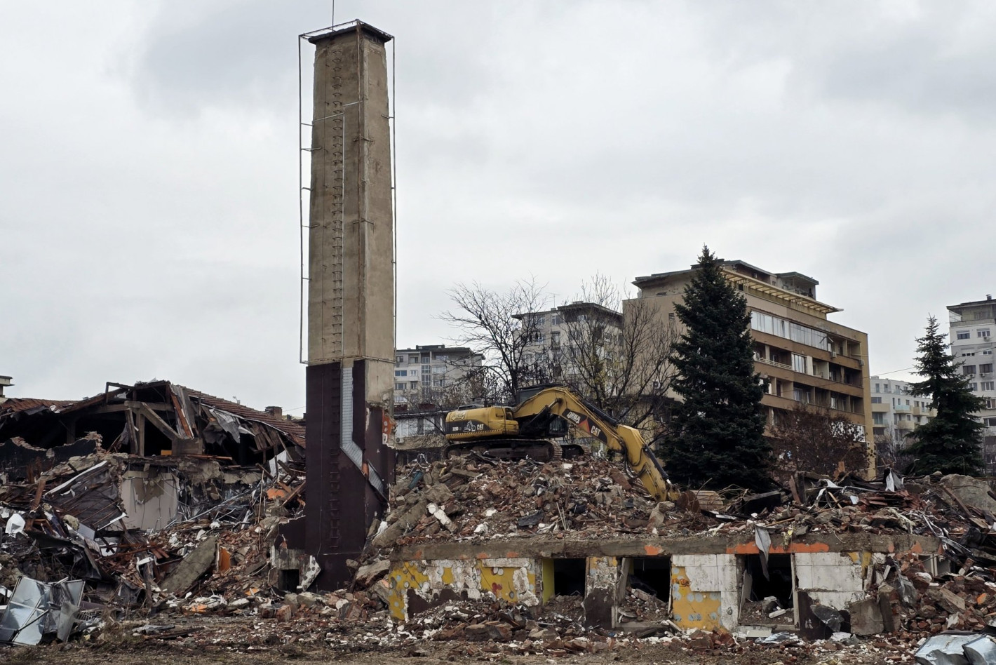 Разрушиха бившата баня "Ситняково", на чиито стълби дъжд от куршуми покоси Женята (снимки)